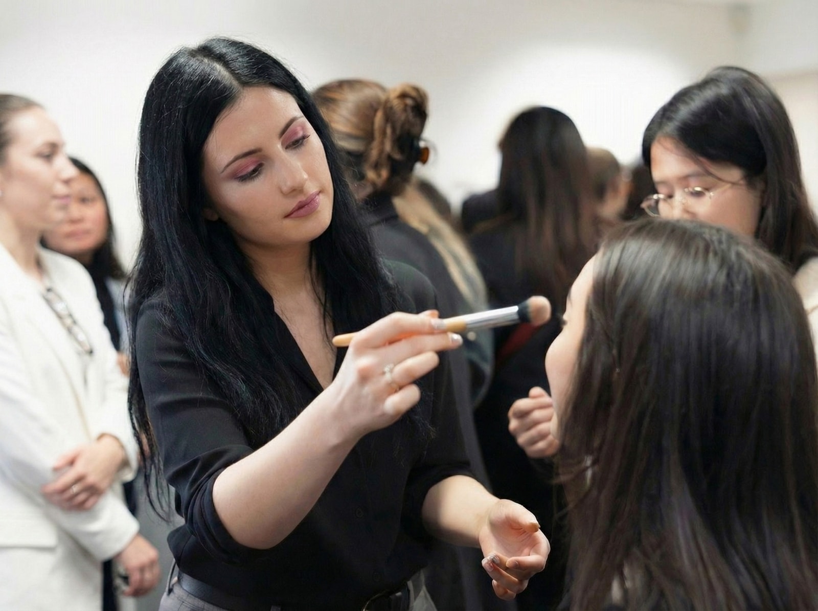 Des artistes formés. Une vraie expérience terrain.